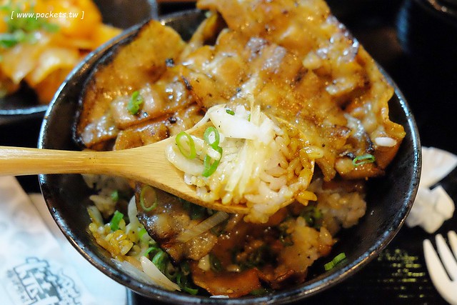 燒丼株式會社┃台中北區美食：中友百貨美食街人氣餐廳，丼飯份量多賣相好，百元餘初的價格算是經濟實惠 @飛天璇的口袋