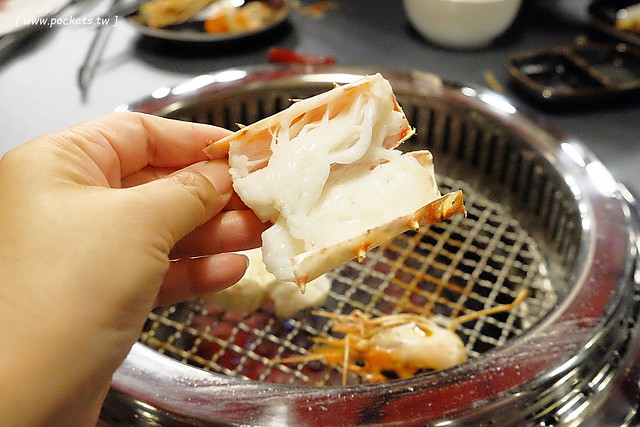 舞蟹┃台中西屯美食：$1350元~活凍帝王蟹、安格斯黑牛、頂級燒烤吃到飽，每日配送新鮮漁獲，刺身、握壽司，台灣啤酒喝到飽，Haagen-Dazs冰淇淋 @飛天璇的口袋