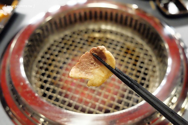 舞蟹┃台中西屯美食：$1350元~活凍帝王蟹、安格斯黑牛、頂級燒烤吃到飽，每日配送新鮮漁獲，刺身、握壽司，台灣啤酒喝到飽，Haagen-Dazs冰淇淋 @飛天璇的口袋