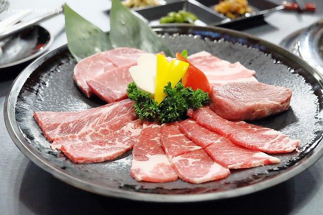 舞蟹┃台中西屯美食：$1350元~活凍帝王蟹、安格斯黑牛、頂級燒烤吃到飽，每日配送新鮮漁獲，刺身、握壽司，台灣啤酒喝到飽，Haagen-Dazs冰淇淋 @飛天璇的口袋