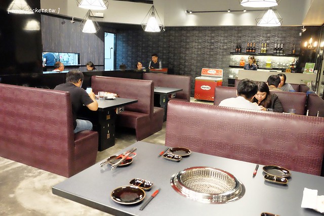 舞蟹┃台中西屯美食：$1350元~活凍帝王蟹、安格斯黑牛、頂級燒烤吃到飽，每日配送新鮮漁獲，刺身、握壽司，台灣啤酒喝到飽，Haagen-Dazs冰淇淋 @飛天璇的口袋