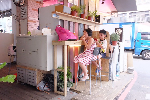 Mixto手作三明治┃一中商圈美食：目前最夯的古巴三明治，另類的銅板散步美食，熱壓三明治一撕開就上演牽絲秀 @飛天璇的口袋