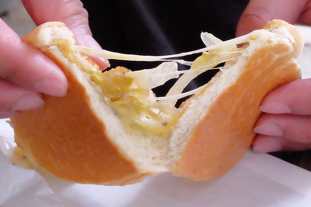 Mixto手作三明治┃一中商圈美食：目前最夯的古巴三明治，另類的銅板散步美食，熱壓三明治一撕開就上演牽絲秀 @飛天璇的口袋