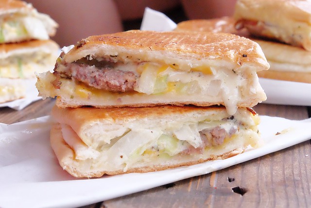 Mixto手作三明治┃一中商圈美食：目前最夯的古巴三明治，另類的銅板散步美食，熱壓三明治一撕開就上演牽絲秀 @飛天璇的口袋