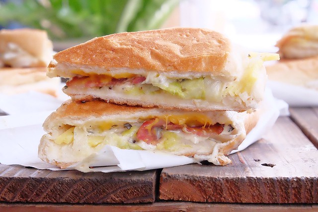 Mixto手作三明治┃一中商圈美食：目前最夯的古巴三明治，另類的銅板散步美食，熱壓三明治一撕開就上演牽絲秀 @飛天璇的口袋