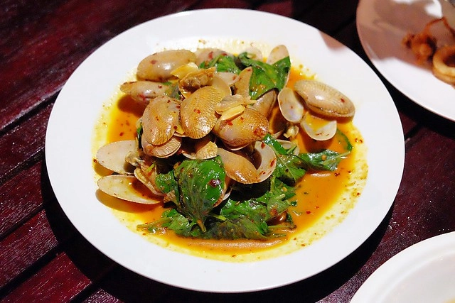 泰國安帕瓦｜安帕瓦水上市場｜每個星期五、六、日才出沒的夜市，泰國自由行最愛的景點之一，品嚐Chalsamran Amphawa ร้านอาหารเจ้าสำราญ晚餐 @飛天璇的口袋