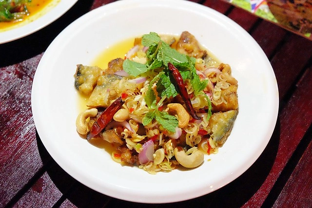 泰國安帕瓦｜安帕瓦水上市場｜每個星期五、六、日才出沒的夜市，泰國自由行最愛的景點之一，品嚐Chalsamran Amphawa ร้านอาหารเจ้าสำราญ晚餐 @飛天璇的口袋