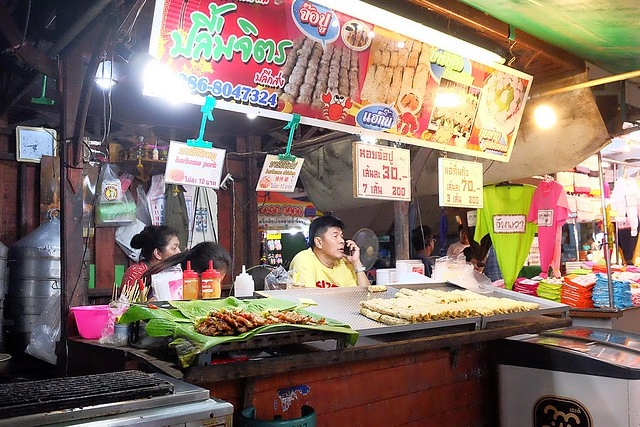 泰國安帕瓦｜安帕瓦水上市場｜每個星期五、六、日才出沒的夜市，泰國自由行最愛的景點之一，品嚐Chalsamran Amphawa ร้านอาหารเจ้าสำราญ晚餐 @飛天璇的口袋