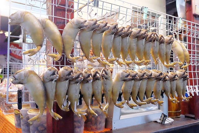 泰國安帕瓦｜安帕瓦水上市場｜每個星期五、六、日才出沒的夜市，泰國自由行最愛的景點之一，品嚐Chalsamran Amphawa ร้านอาหารเจ้าสำราญ晚餐 @飛天璇的口袋