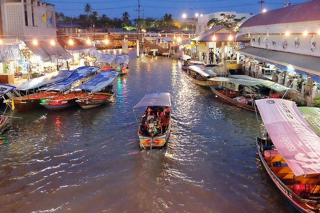 泰國安帕瓦｜安帕瓦水上市場｜每個星期五、六、日才出沒的夜市，泰國自由行最愛的景點之一，品嚐Chalsamran Amphawa ร้านอาหารเจ้าสำราญ晚餐 @飛天璇的口袋