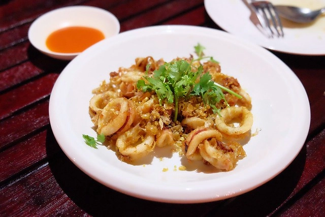 泰國安帕瓦｜安帕瓦水上市場｜每個星期五、六、日才出沒的夜市，泰國自由行最愛的景點之一，品嚐Chalsamran Amphawa ร้านอาหารเจ้าสำราญ晚餐 @飛天璇的口袋