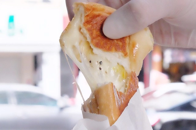 Mixto手作三明治┃一中商圈美食：目前最夯的古巴三明治，另類的銅板散步美食，熱壓三明治一撕開就上演牽絲秀 @飛天璇的口袋