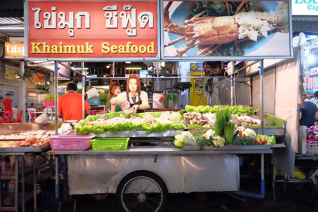 泰國華欣｜華欣夜市Chatchai Night Market｜到華欣必逛的夜市，小吃美食集中，衣服配件便宜，還有很多必買必吃 @飛天璇的口袋