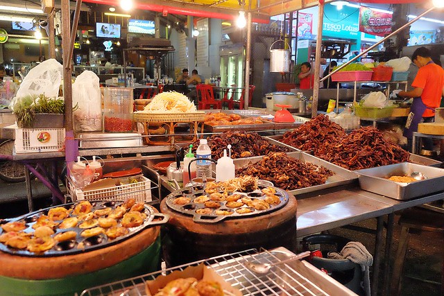 泰國華欣｜華欣夜市Chatchai Night Market｜到華欣必逛的夜市，小吃美食集中，衣服配件便宜，還有很多必買必吃 @飛天璇的口袋
