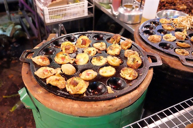 泰國華欣｜華欣夜市Chatchai Night Market｜到華欣必逛的夜市，小吃美食集中，衣服配件便宜，還有很多必買必吃 @飛天璇的口袋