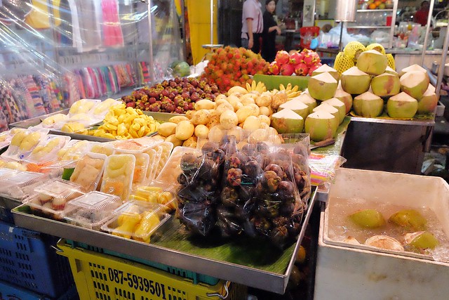 泰國華欣｜華欣夜市Chatchai Night Market｜到華欣必逛的夜市，小吃美食集中，衣服配件便宜，還有很多必買必吃 @飛天璇的口袋