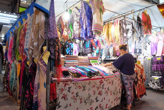 泰國華欣｜華欣夜市Chatchai Night Market｜到華欣必逛的夜市，小吃美食集中，衣服配件便宜，還有很多必買必吃 @飛天璇的口袋