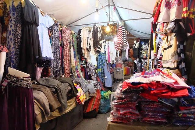 泰國華欣｜華欣夜市Chatchai Night Market｜到華欣必逛的夜市，小吃美食集中，衣服配件便宜，還有很多必買必吃 @飛天璇的口袋