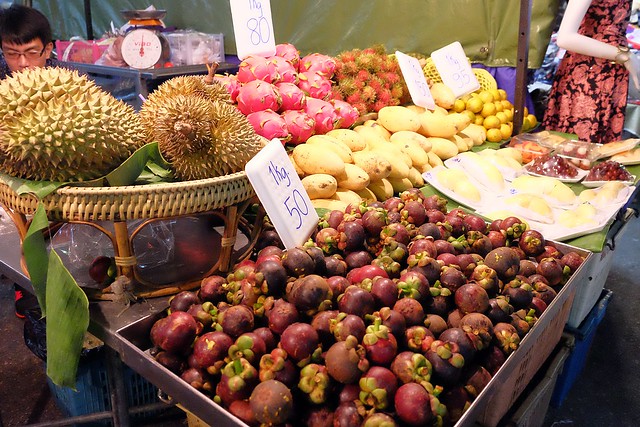 泰國華欣｜華欣夜市Chatchai Night Market｜到華欣必逛的夜市，小吃美食集中，衣服配件便宜，還有很多必買必吃 @飛天璇的口袋