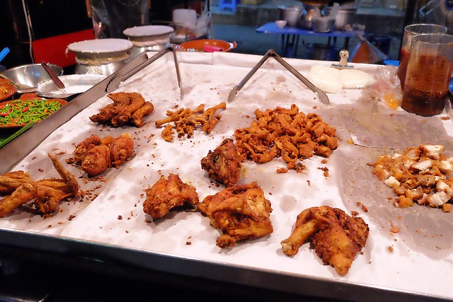 泰國華欣｜華欣夜市Chatchai Night Market｜到華欣必逛的夜市，小吃美食集中，衣服配件便宜，還有很多必買必吃 @飛天璇的口袋