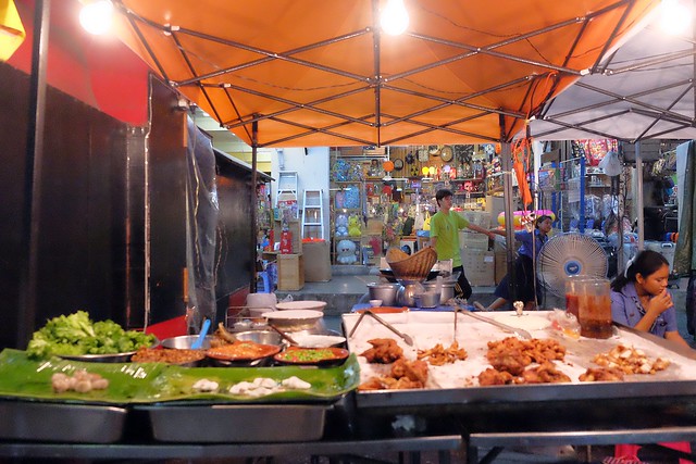 泰國華欣｜華欣夜市Chatchai Night Market｜到華欣必逛的夜市，小吃美食集中，衣服配件便宜，還有很多必買必吃 @飛天璇的口袋