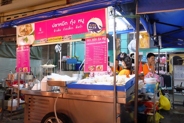 泰國華欣｜華欣夜市Chatchai Night Market｜到華欣必逛的夜市，小吃美食集中，衣服配件便宜，還有很多必買必吃 @飛天璇的口袋