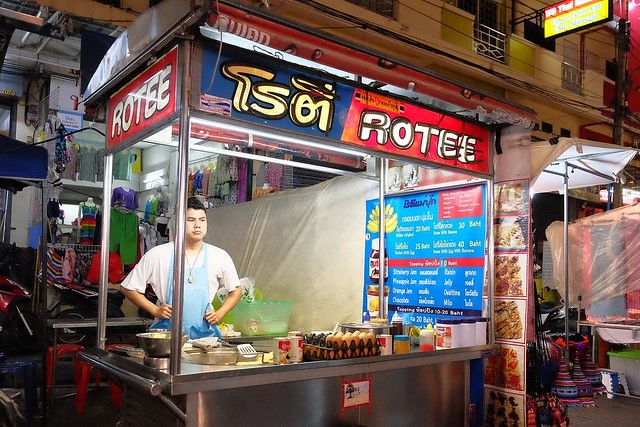 泰國華欣｜華欣夜市Chatchai Night Market｜到華欣必逛的夜市，小吃美食集中，衣服配件便宜，還有很多必買必吃 @飛天璇的口袋