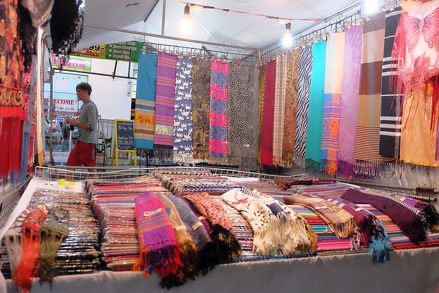 泰國華欣｜華欣夜市Chatchai Night Market｜到華欣必逛的夜市，小吃美食集中，衣服配件便宜，還有很多必買必吃 @飛天璇的口袋