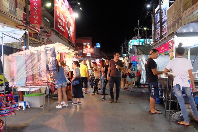 泰國華欣｜華欣夜市Chatchai Night Market｜到華欣必逛的夜市，小吃美食集中，衣服配件便宜，還有很多必買必吃 @飛天璇的口袋