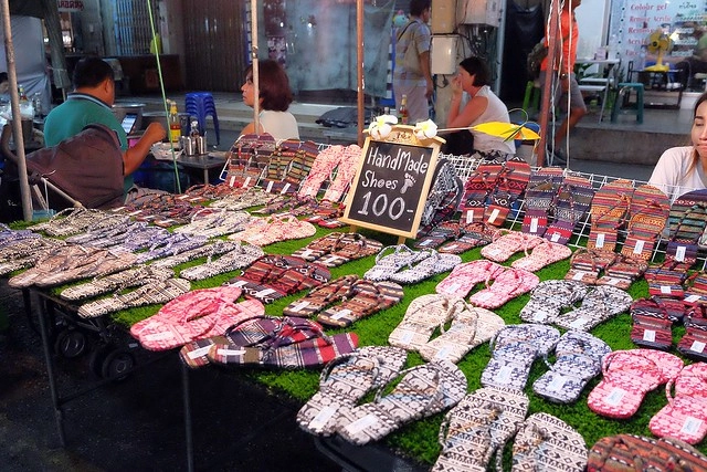 泰國華欣｜華欣夜市Chatchai Night Market｜到華欣必逛的夜市，小吃美食集中，衣服配件便宜，還有很多必買必吃 @飛天璇的口袋