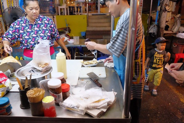泰國華欣｜華欣夜市Chatchai Night Market｜到華欣必逛的夜市，小吃美食集中，衣服配件便宜，還有很多必買必吃 @飛天璇的口袋