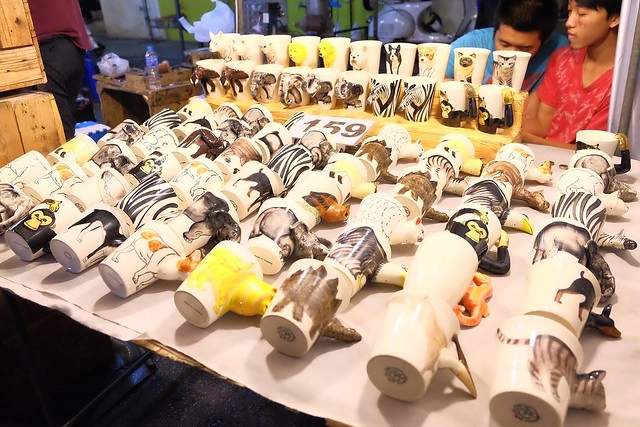 泰國華欣｜華欣夜市Chatchai Night Market｜到華欣必逛的夜市，小吃美食集中，衣服配件便宜，還有很多必買必吃 @飛天璇的口袋