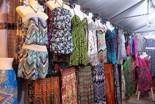 泰國華欣｜華欣夜市Chatchai Night Market｜到華欣必逛的夜市，小吃美食集中，衣服配件便宜，還有很多必買必吃 @飛天璇的口袋