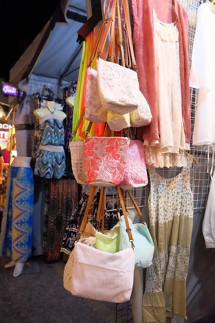 泰國華欣｜華欣夜市Chatchai Night Market｜到華欣必逛的夜市，小吃美食集中，衣服配件便宜，還有很多必買必吃 @飛天璇的口袋