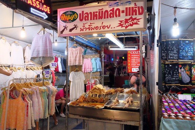 泰國華欣｜華欣夜市Chatchai Night Market｜到華欣必逛的夜市，小吃美食集中，衣服配件便宜，還有很多必買必吃 @飛天璇的口袋