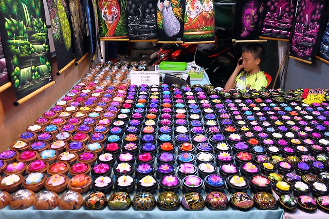 泰國華欣｜華欣夜市Chatchai Night Market｜到華欣必逛的夜市，小吃美食集中，衣服配件便宜，還有很多必買必吃 @飛天璇的口袋