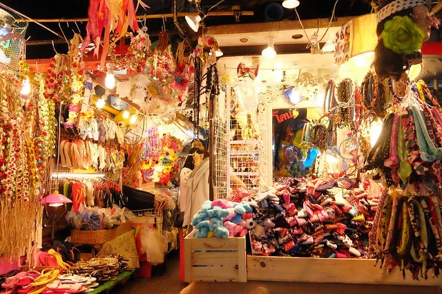 泰國華欣｜華欣夜市Chatchai Night Market｜到華欣必逛的夜市，小吃美食集中，衣服配件便宜，還有很多必買必吃 @飛天璇的口袋