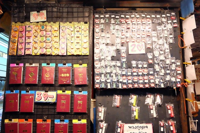 泰國華欣｜華欣夜市Chatchai Night Market｜到華欣必逛的夜市，小吃美食集中，衣服配件便宜，還有很多必買必吃 @飛天璇的口袋