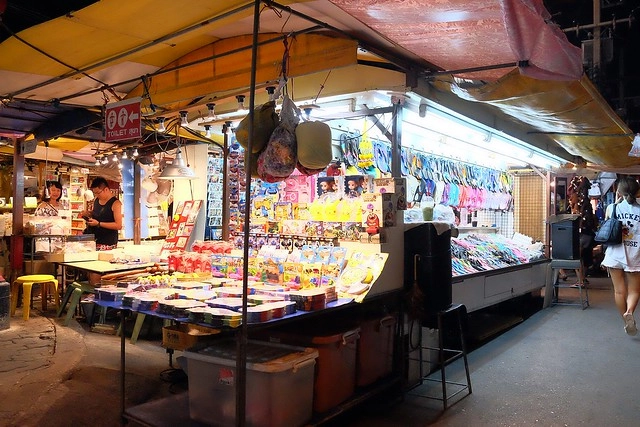 泰國華欣｜華欣夜市Chatchai Night Market｜到華欣必逛的夜市，小吃美食集中，衣服配件便宜，還有很多必買必吃 @飛天璇的口袋