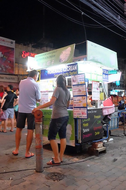 泰國華欣｜華欣夜市Chatchai Night Market｜到華欣必逛的夜市，小吃美食集中，衣服配件便宜，還有很多必買必吃 @飛天璇的口袋