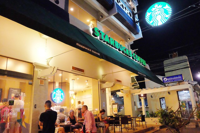 泰國華欣｜華欣夜市Chatchai Night Market｜到華欣必逛的夜市，小吃美食集中，衣服配件便宜，還有很多必買必吃 @飛天璇的口袋