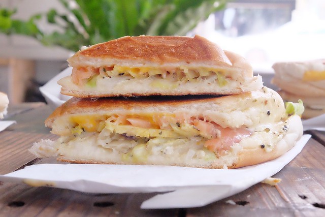 Mixto手作三明治┃一中商圈美食：目前最夯的古巴三明治，另類的銅板散步美食，熱壓三明治一撕開就上演牽絲秀 @飛天璇的口袋