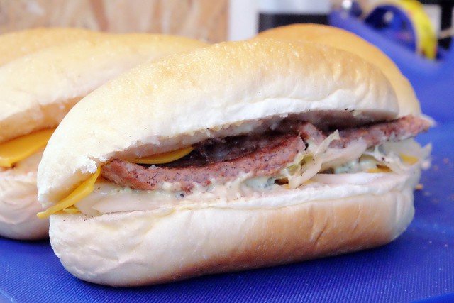 Mixto手作三明治┃一中商圈美食：目前最夯的古巴三明治，另類的銅板散步美食，熱壓三明治一撕開就上演牽絲秀 @飛天璇的口袋