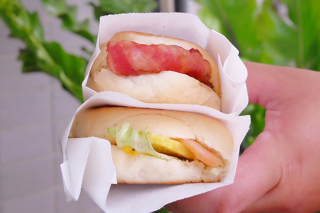 Mixto手作三明治┃一中商圈美食：目前最夯的古巴三明治，另類的銅板散步美食，熱壓三明治一撕開就上演牽絲秀 @飛天璇的口袋