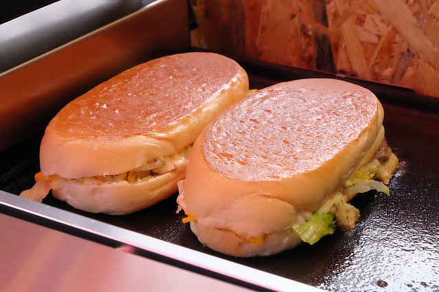 Mixto手作三明治┃一中商圈美食：目前最夯的古巴三明治，另類的銅板散步美食，熱壓三明治一撕開就上演牽絲秀 @飛天璇的口袋