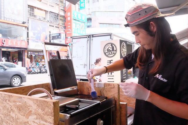 Mixto手作三明治┃一中商圈美食：目前最夯的古巴三明治，另類的銅板散步美食，熱壓三明治一撕開就上演牽絲秀 @飛天璇的口袋