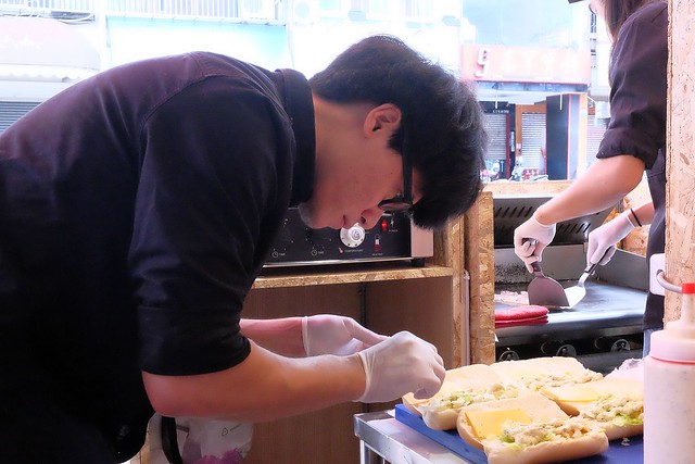 Mixto手作三明治┃一中商圈美食：目前最夯的古巴三明治，另類的銅板散步美食，熱壓三明治一撕開就上演牽絲秀 @飛天璇的口袋