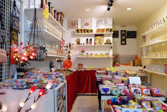 泰國華欣｜華欣夜市Chatchai Night Market｜到華欣必逛的夜市，小吃美食集中，衣服配件便宜，還有很多必買必吃 @飛天璇的口袋