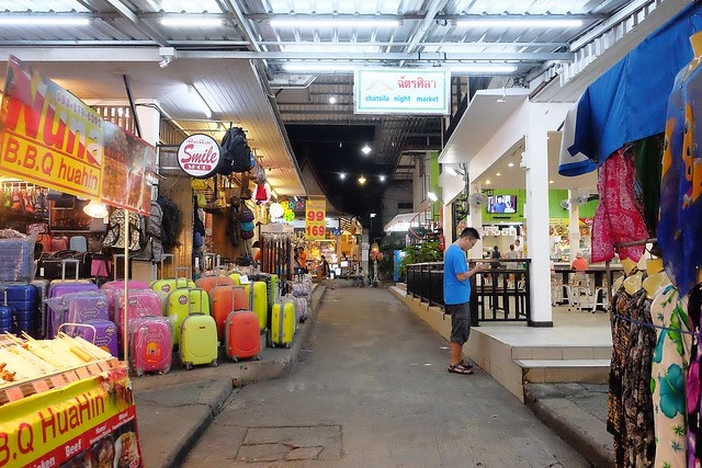 泰國華欣｜華欣夜市Chatchai Night Market｜到華欣必逛的夜市，小吃美食集中，衣服配件便宜，還有很多必買必吃 @飛天璇的口袋