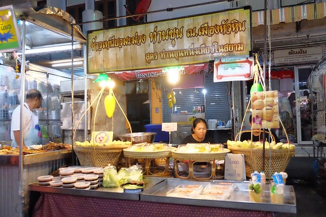 泰國華欣｜華欣夜市Chatchai Night Market｜到華欣必逛的夜市，小吃美食集中，衣服配件便宜，還有很多必買必吃 @飛天璇的口袋